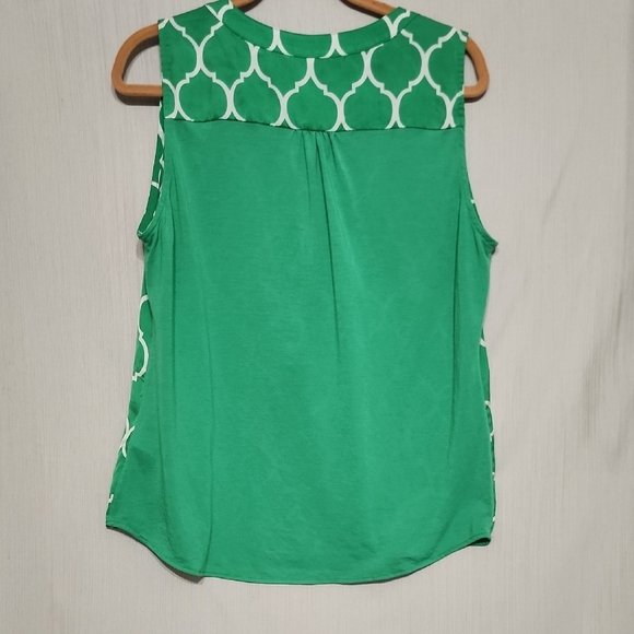 Green Sleeveless Blouse with Pleated Design and Mandarin Collar - Picture 4 of 4